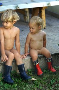 Unokák-meztelenül-csizmában-2011-08-21-Siófok-0013